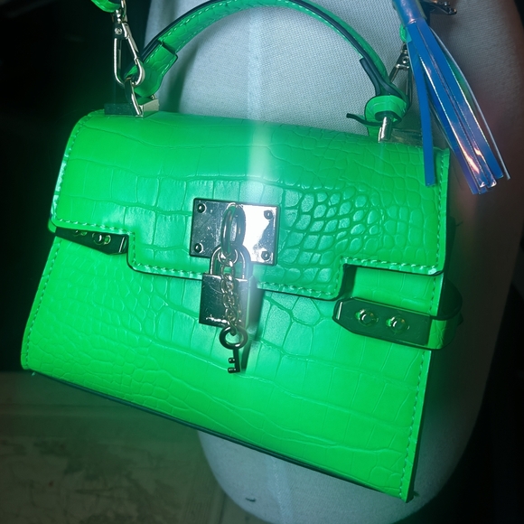 ALDO VONTESSA Mini luggage purse faux crocodile in hyper apple green - Picture 8 of 10